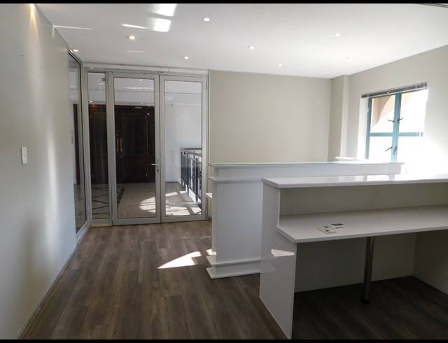 255M² OFFICE TO LET IN HYDE PARK